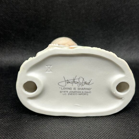 Precious Moments "Loving is Sharing" figurine - Picture 3 of 3